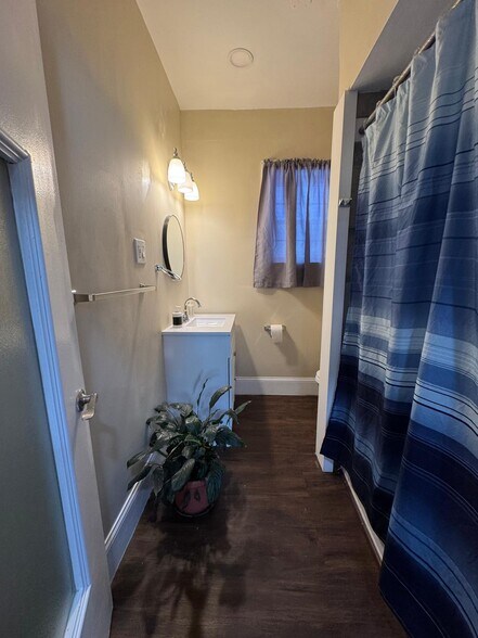 Building Photo - 252 Admiral St