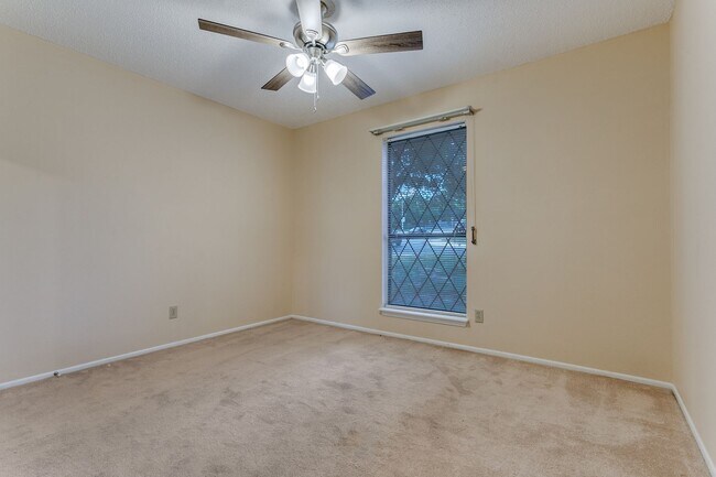 Building Photo - Charming 3-bedroom, 2 bath home in desirab...