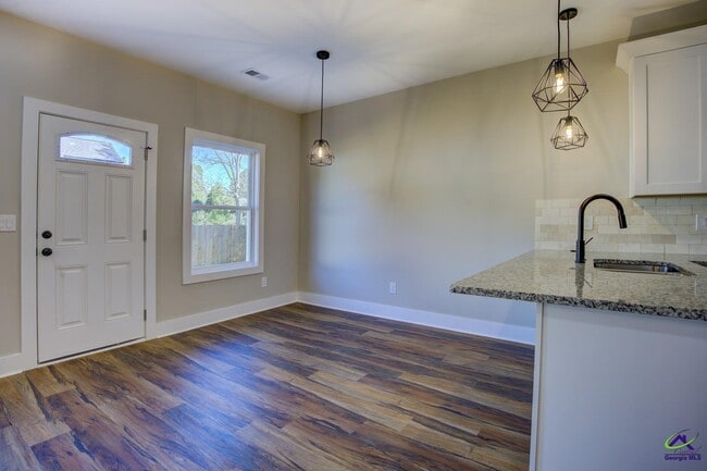 Building Photo - 523 E Chappell St