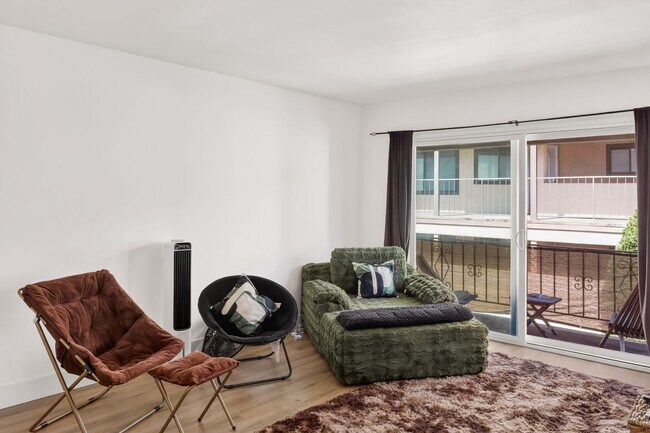 Building Photo - Charming 1 Bedroom Condo Just Blocks from the Beach!