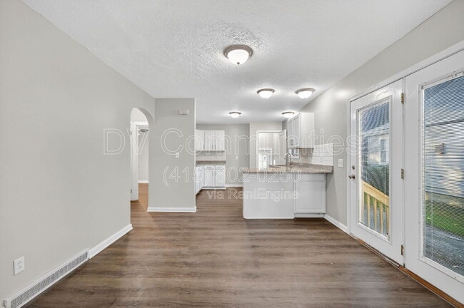 Building Photo - 126 Erie St