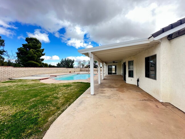 Building Photo - West Palmdale Pool Home