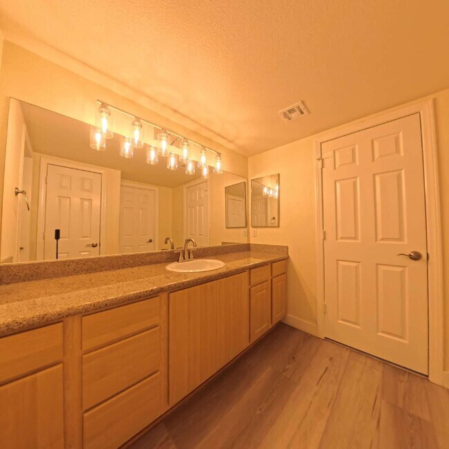 Building Photo - Charming 2nd Floor Unit In Gated Community!