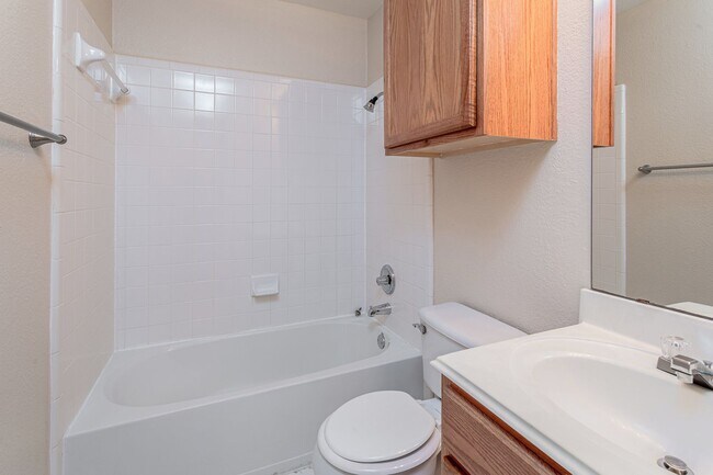 Building Photo - Comfortable 3BR/2BA Home with Vinyl Floori...