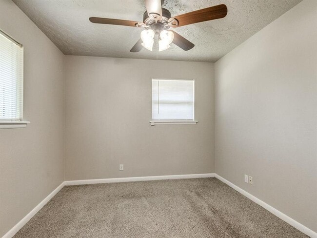 Building Photo - 208 Thompson Dr