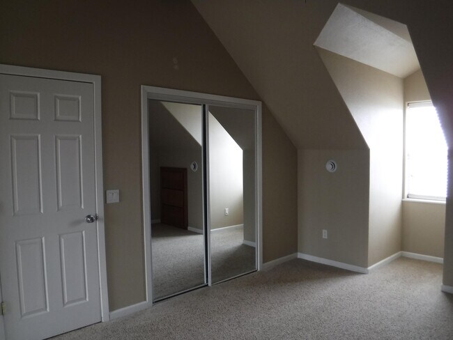 Building Photo - 441 Country Club Ln