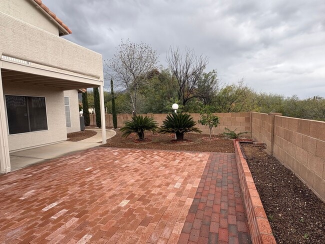 Building Photo - Spacious 4BR/3BA Two-Story Home Near Sabino Canyon