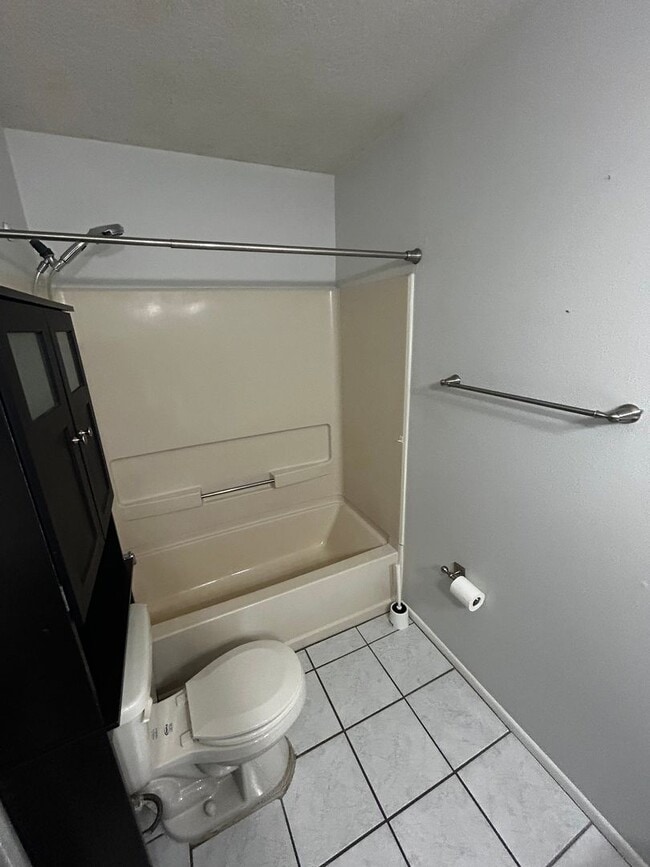 Building Photo - Beautiful 2/2 Condo Located in Hunters Res...