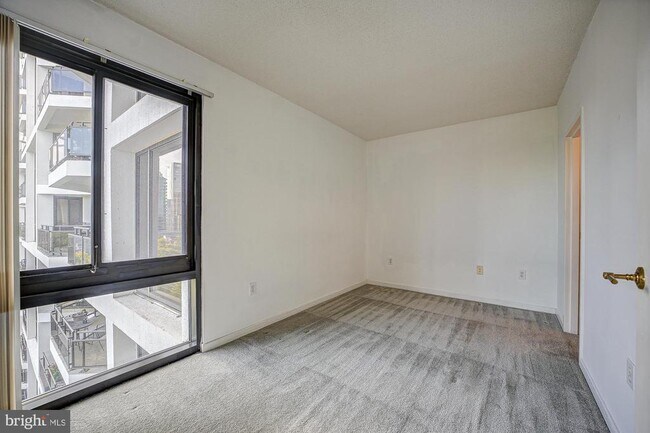 Building Photo - 1530 Key Blvd