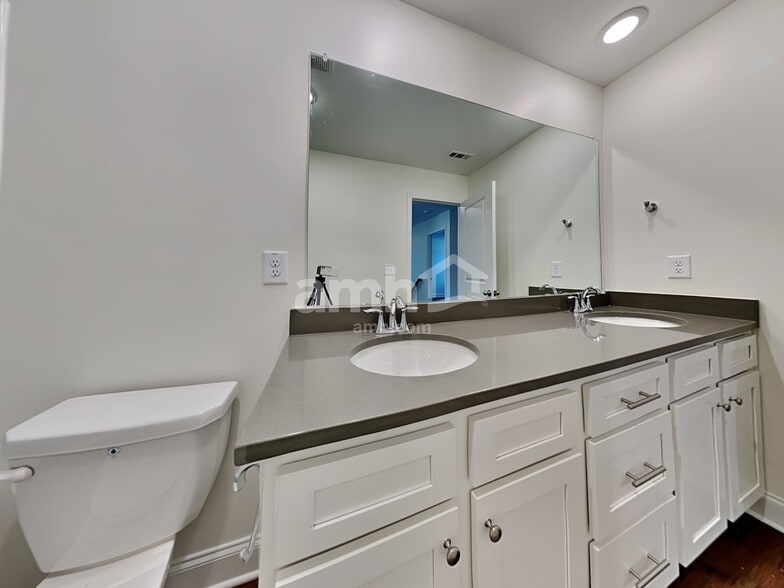 Building Photo - 3881 Chivalry Dr