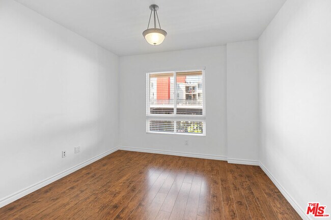 Building Photo - 5633 Carlton Way