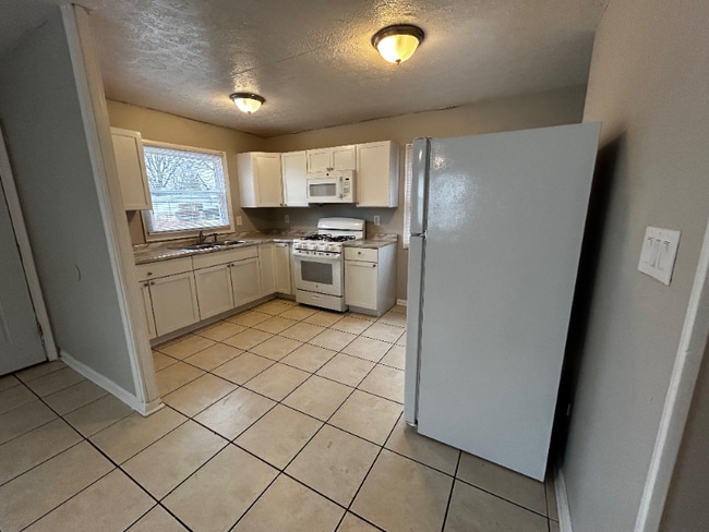 Building Photo - 1422 W 35th St