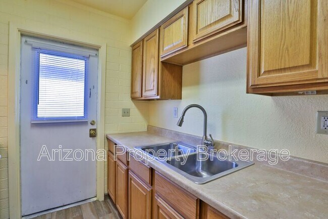 Building Photo - 2408 W Morten Ave