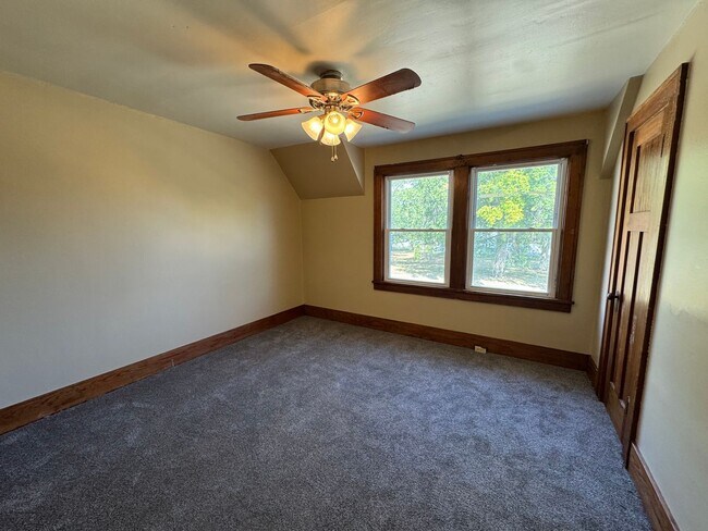 Building Photo - 2 Bed, 1 Bath Townhome Across from Stephen...