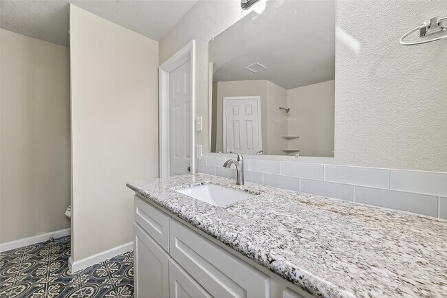 Building Photo - 10603 Highland Woods Dr