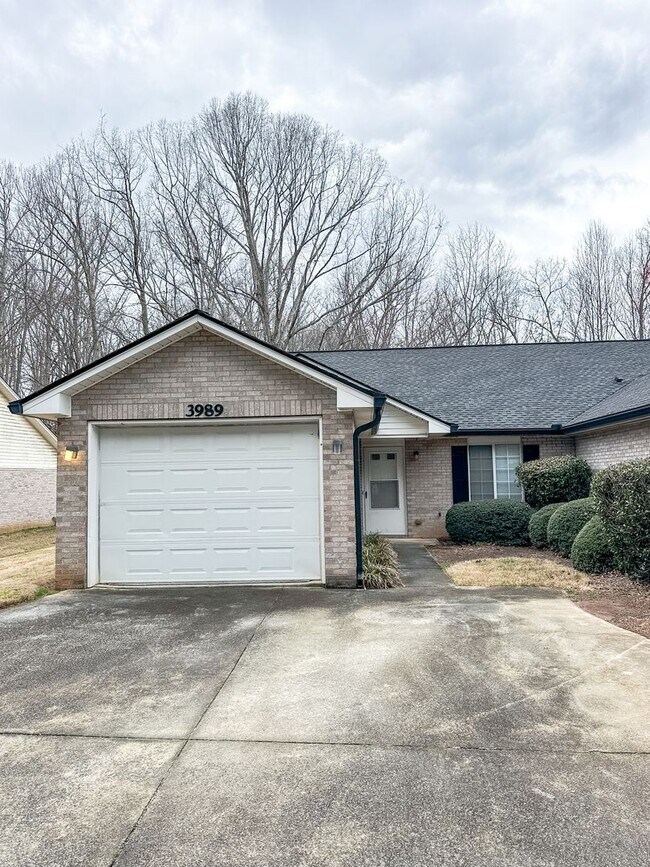 Building Photo - Great Gainesville location - 2/2 with Garage!