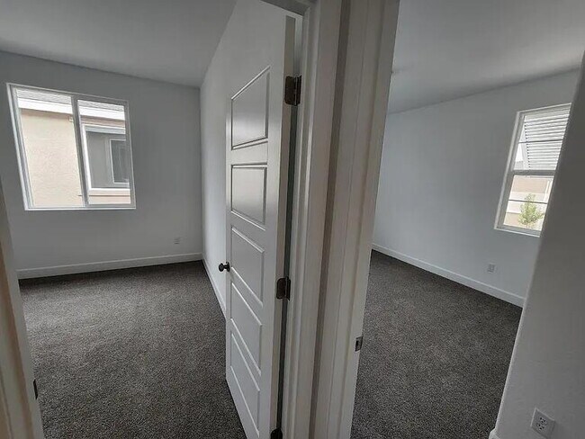 Building Photo - beautiful 4 year old Lennar home