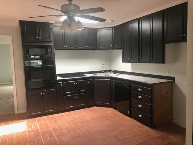 Building Photo - 2707 Royal Rd