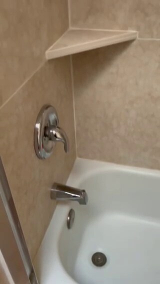 maon bathroom tub - 1475 Curlew Ave