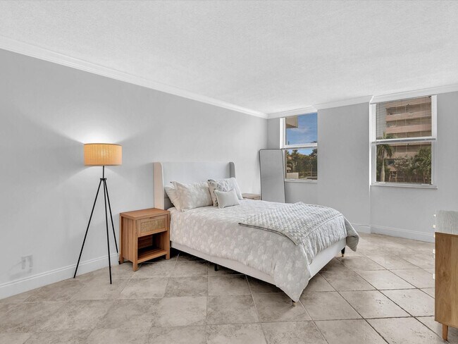 Building Photo - 1150 Hillsboro Mile