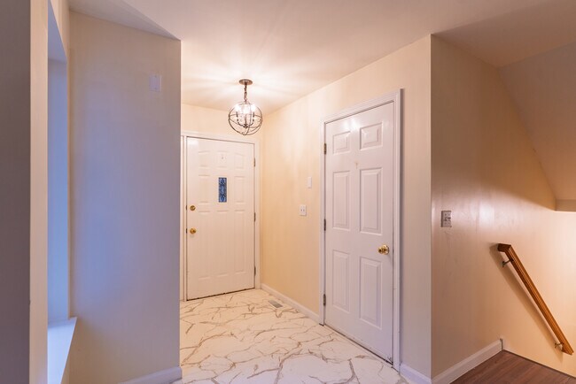 Building Photo - 208 Castlewood Dr