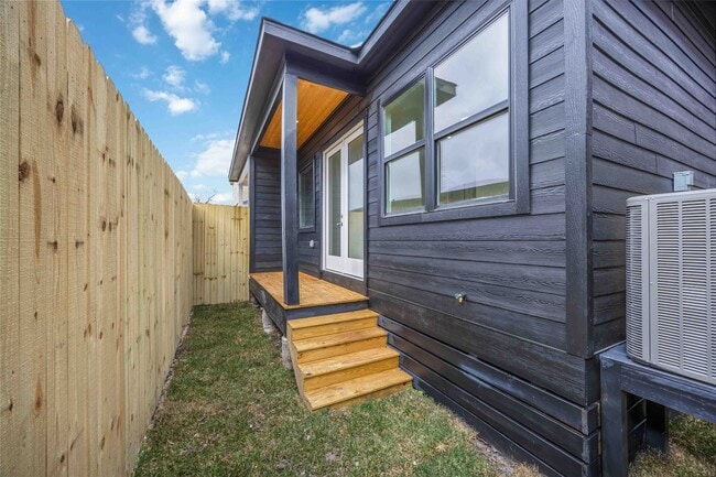 Building Photo - 422 E 41st St