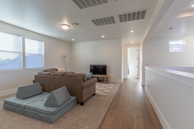 Building Photo - Washington Fields 4 bed | 3 1/2 bath | 3 c...