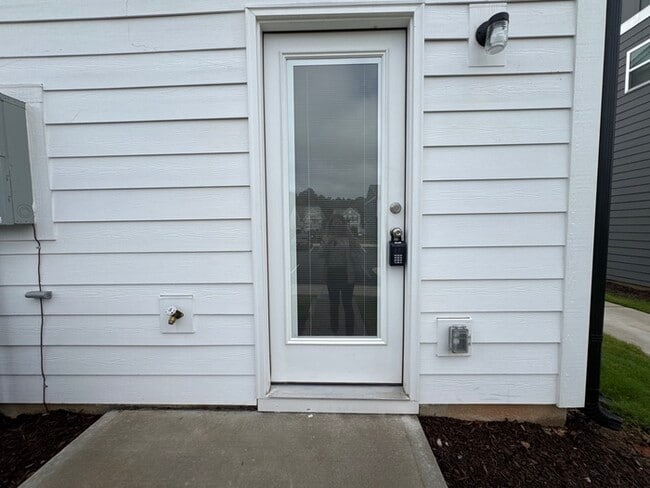 Building Photo - Charming two bedroom 2 1/2 bath townhome