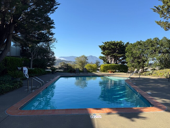 Building Photo - Top Floor Corner Unit Condo With Amazing V...