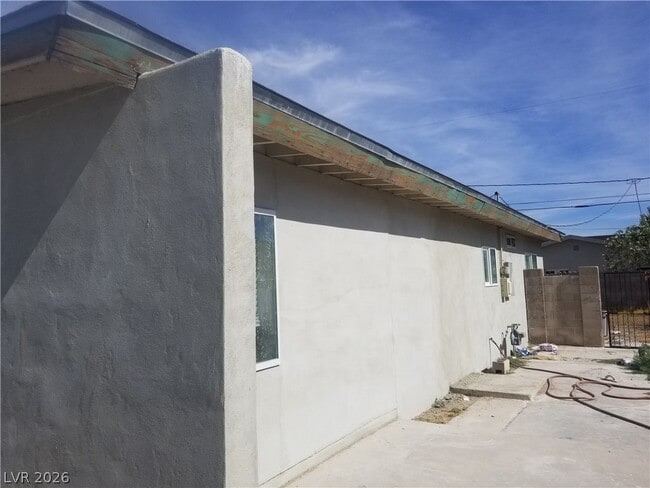 Building Photo - 2504 Flower Dr
