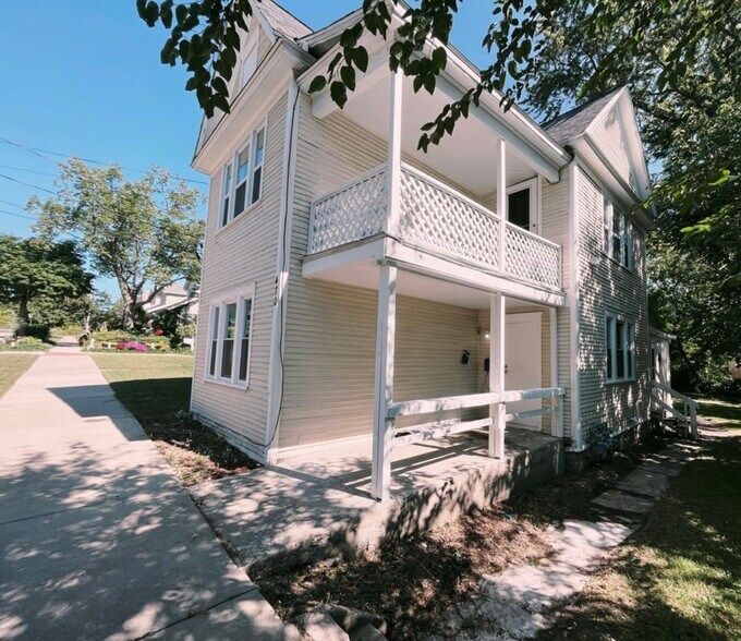 Building Photo - 470 Houseman Ave NE