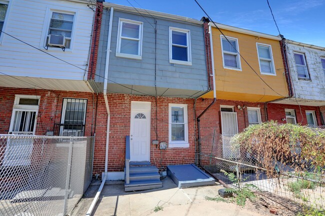 Building Photo - Spacious Renovated Baltimore Row-Home