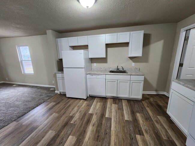 Building Photo - 2 Bedroom 1 Bath Home With 2 Stall Garage