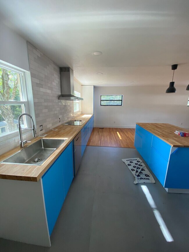 Building Photo - Fully renovated with new appliances, 5 bed...