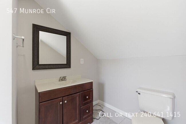 Building Photo - 547 Munroe Cir