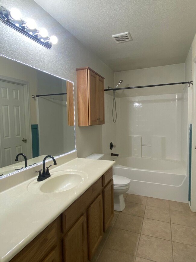 Building Photo - 206 Burnham Dr