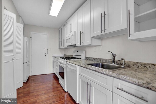 Building Photo - 4401 Roland Ave