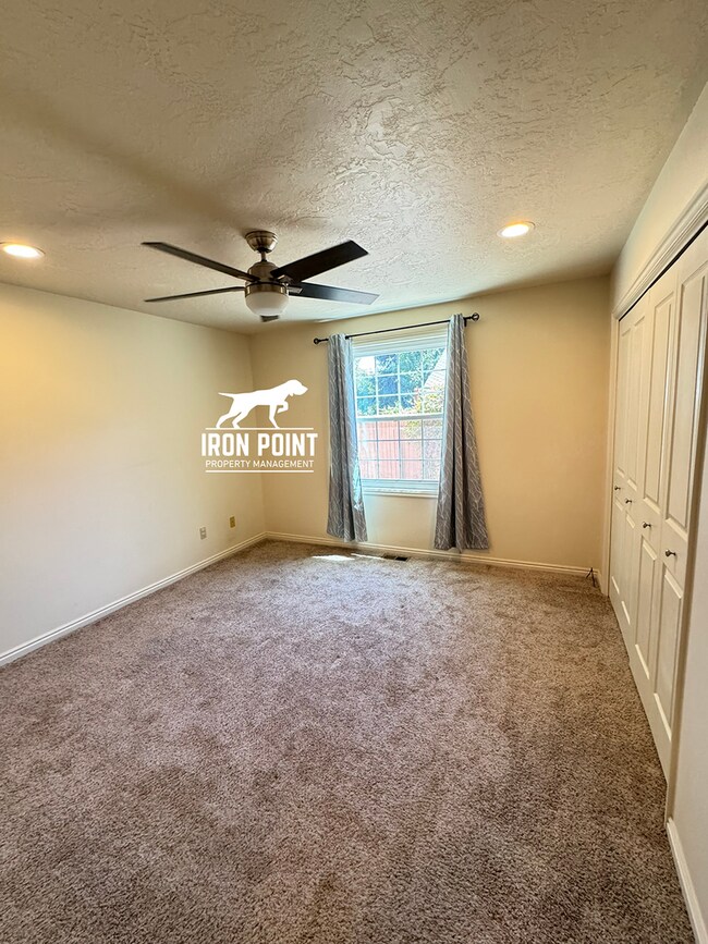 Building Photo - 4 bedroom home in East Boise, close to Bar...