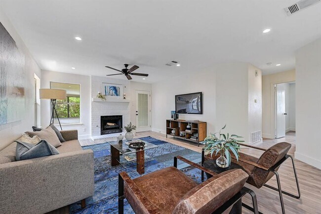 Building Photo - 10612 Watchful Fox Dr