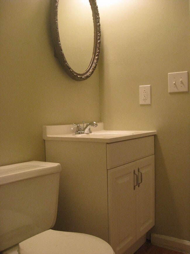 Building Photo - Awesome Split-Level In Kid-Friendly Neighb...