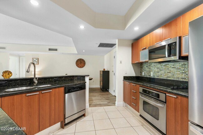 Building Photo - 231 Riverside Dr