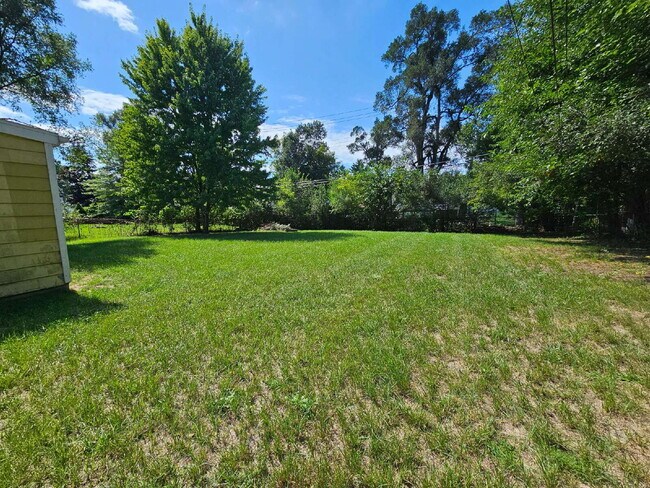Building Photo - 3-Bedroom Shelby Twp Home on Spacious Lot with Large 2 Car Garage. Laminate Flooring on Main Floo...