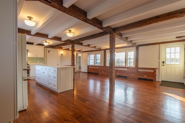 Building Photo - 267 N River Rd