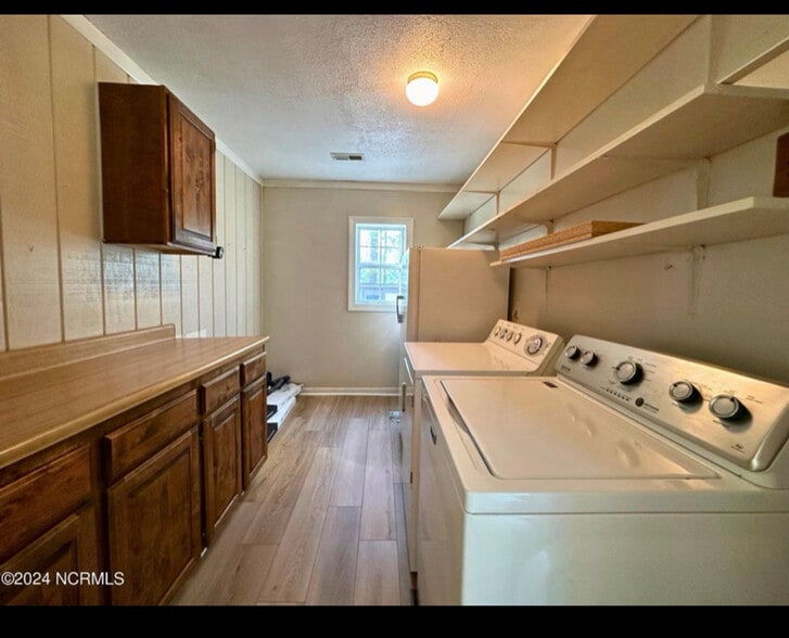 Building Photo - 452 Nine Foot Rd