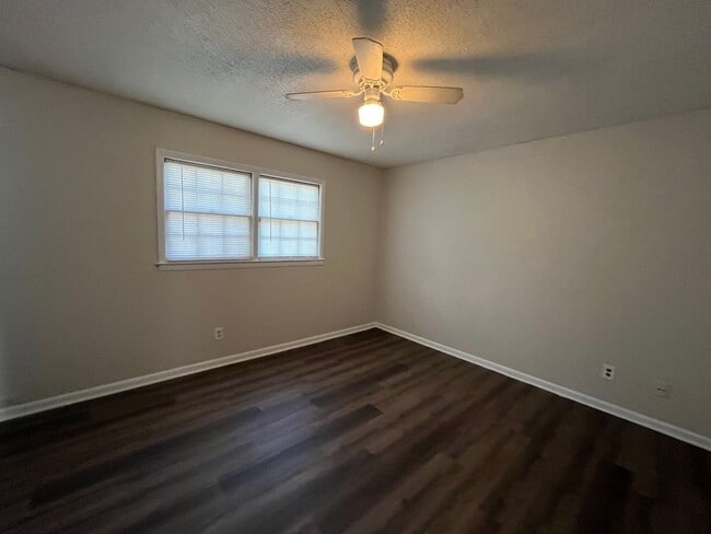 Building Photo - 906 E Brookwood Dr