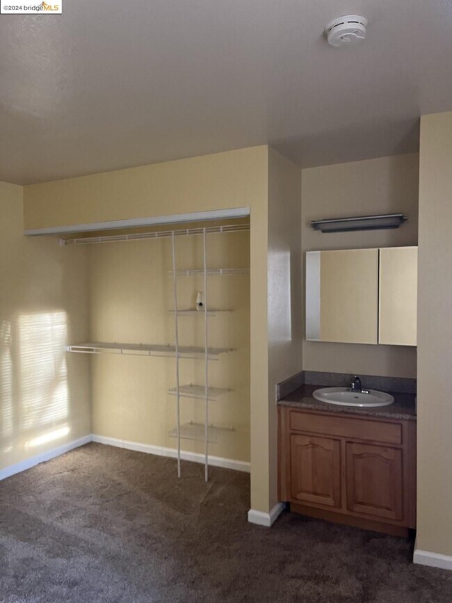 Building Photo - 1207 Lakeview Cir