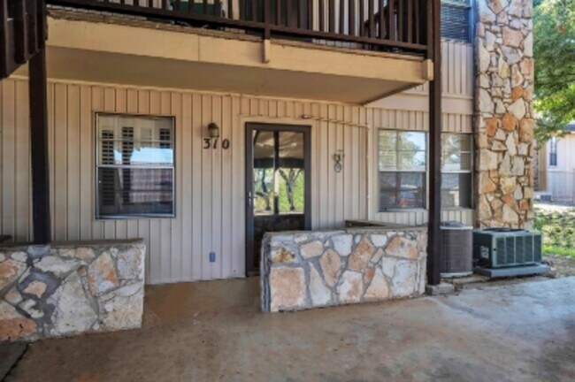 Building Photo - 1206 Hi Stirrup