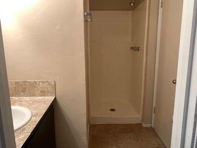 Building Photo - 2 bedroom 2 bath town home in a gated comm...