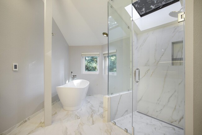 Building Photo - 3 Blackhawk Club Ct