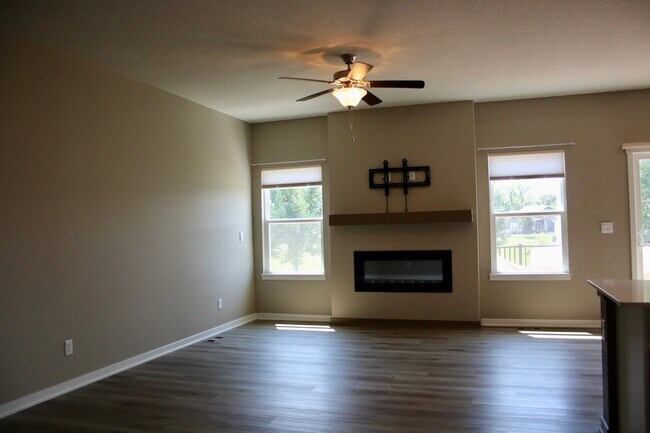Building Photo - 25070 Eagle Vis Dr